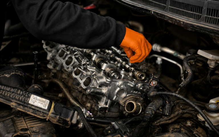 Mecânico realizando manutenção no motor de um veículo dentro da Cesar Auto Mecânica, em Portão-RS, durante um serviço especializado de reparo mecânico.
