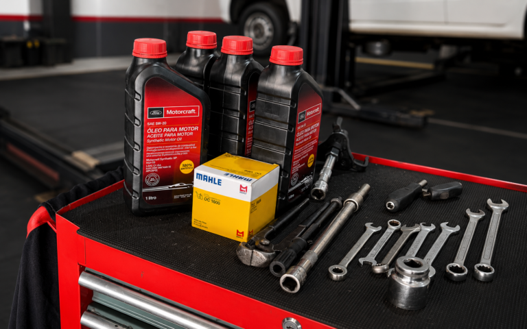 Frascos de óleo de motor, filtro de óleo e ferramentas organizadas sobre um carrinho de oficina na Cesar Auto Mecânica, em Portão-RS, preparados para realizar o serviço de troca de óleo preventiva.